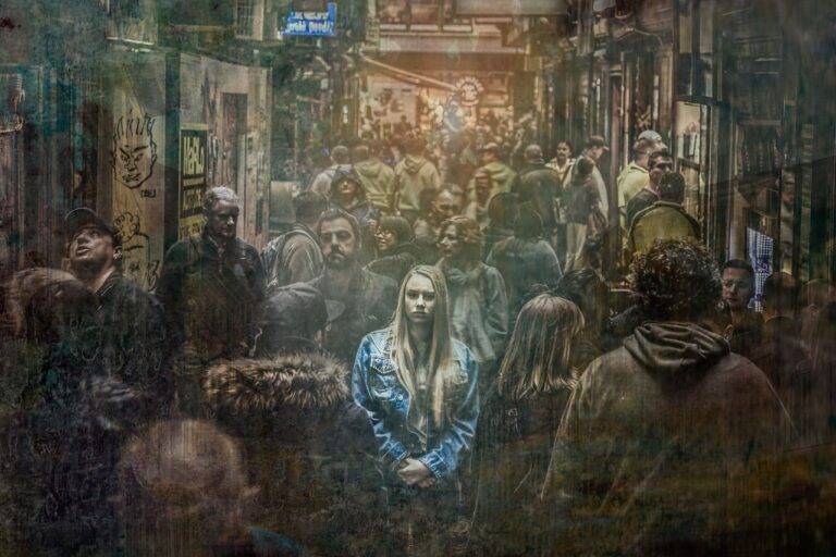 femme anxieuse à Nantes face à la foule