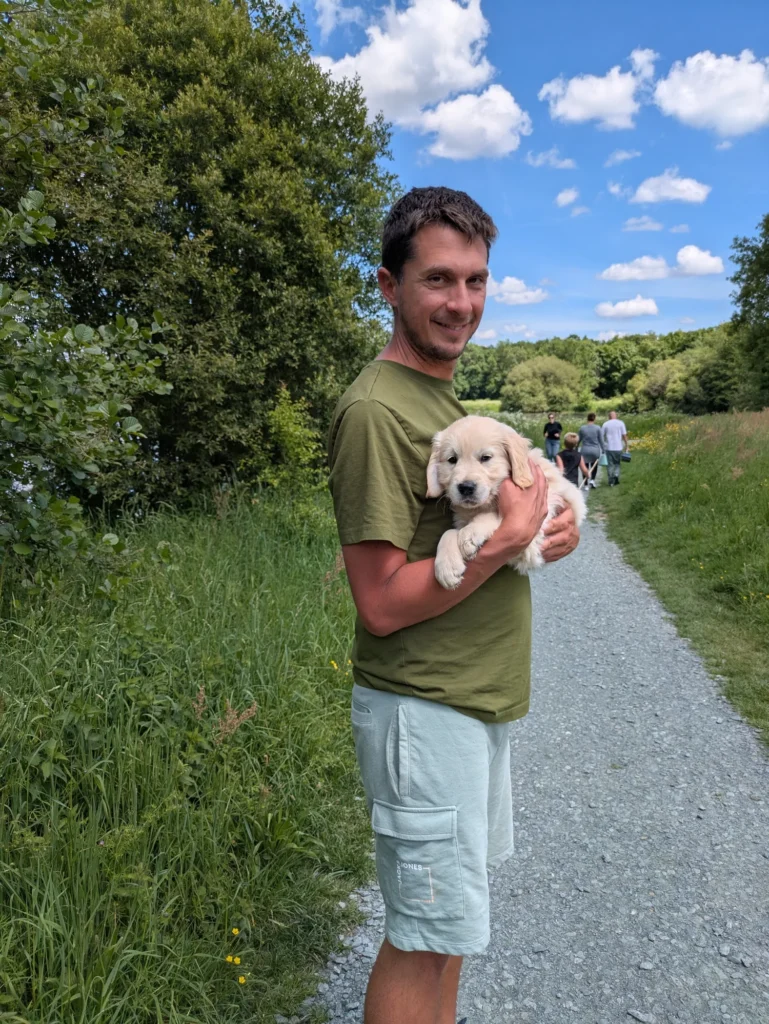 Mikhaël Vicarini avec son golden retriever Bandit sur un chemin en Vendée
