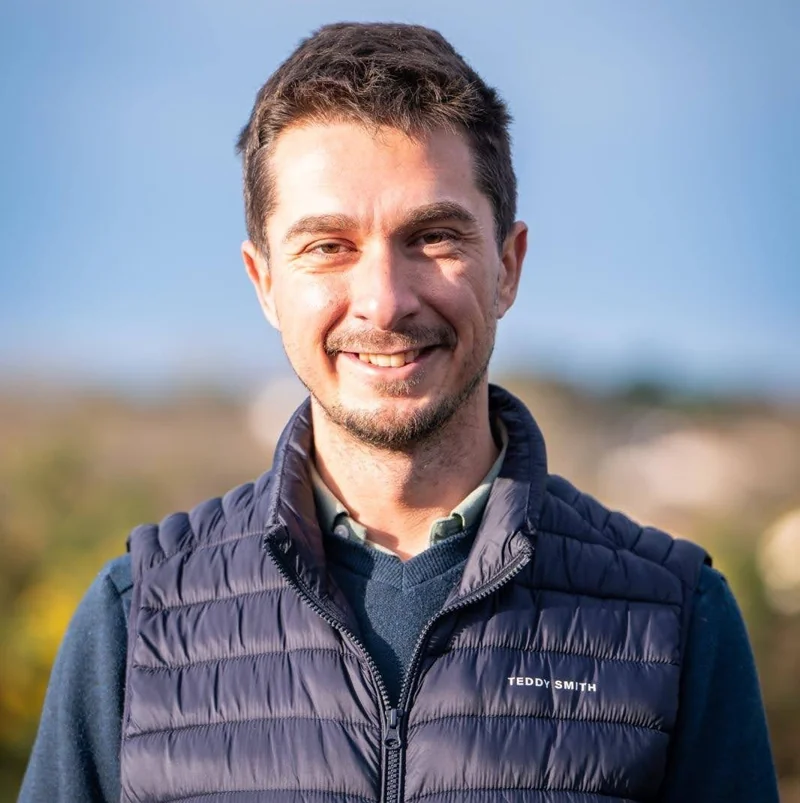 Portrait de Mikhaël Vicarini en extérieur